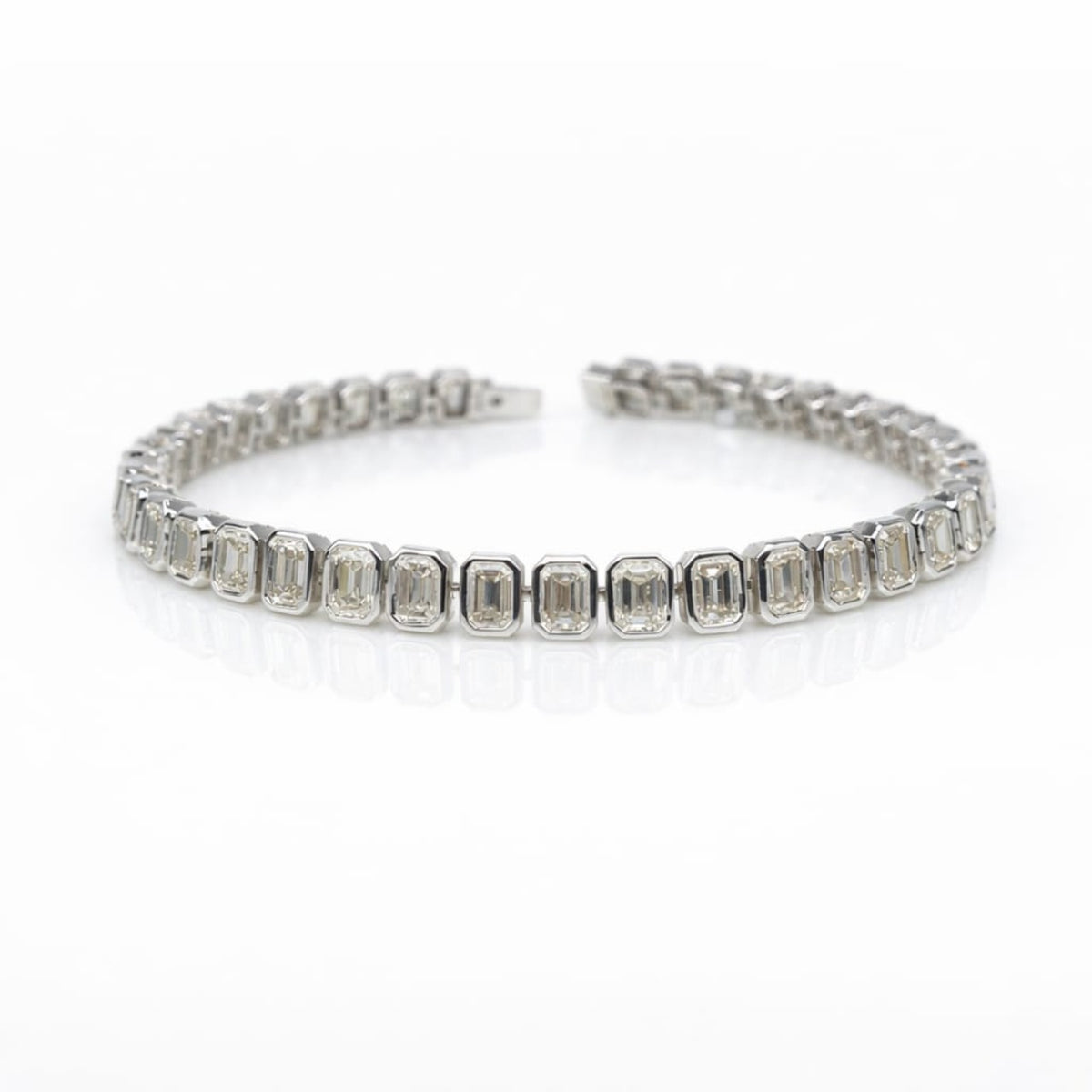 Emerald Shape 0.30 up GH VVS-VS - 18K White Gold Tennis Bracelet