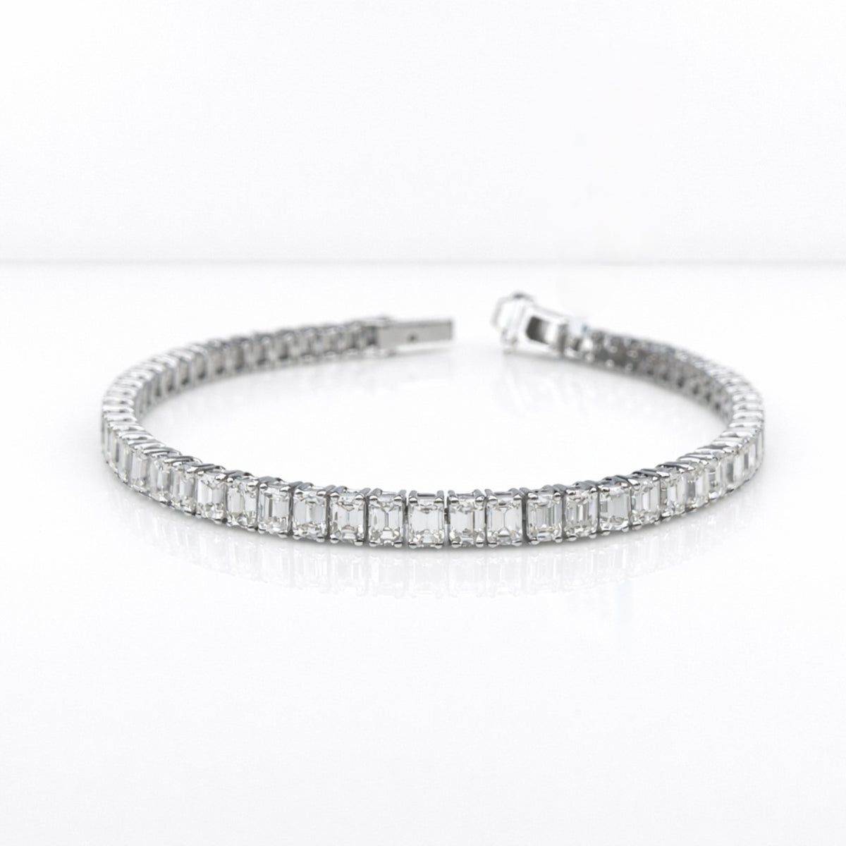 Emerald Shape 0.20 up FG VVS-VS - 18K White Gold Tennis Bracelet