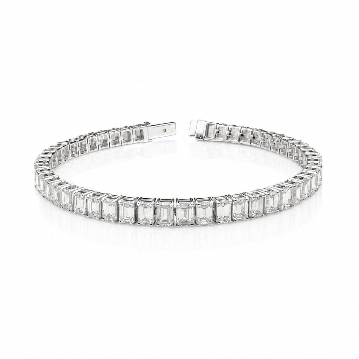 Emerald Shape 0.24 up FG VS - 18K White Gold Tennis Bracelet